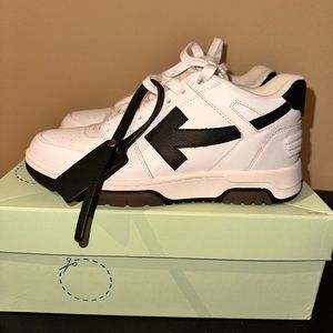 Men's brand new off-white sneakers comes in box